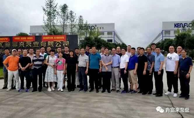 与会人员在遵义三亚无极艺术创意设计有限公司有限公司大门口合影留念